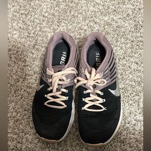 Size 9 Nike tennis shoes